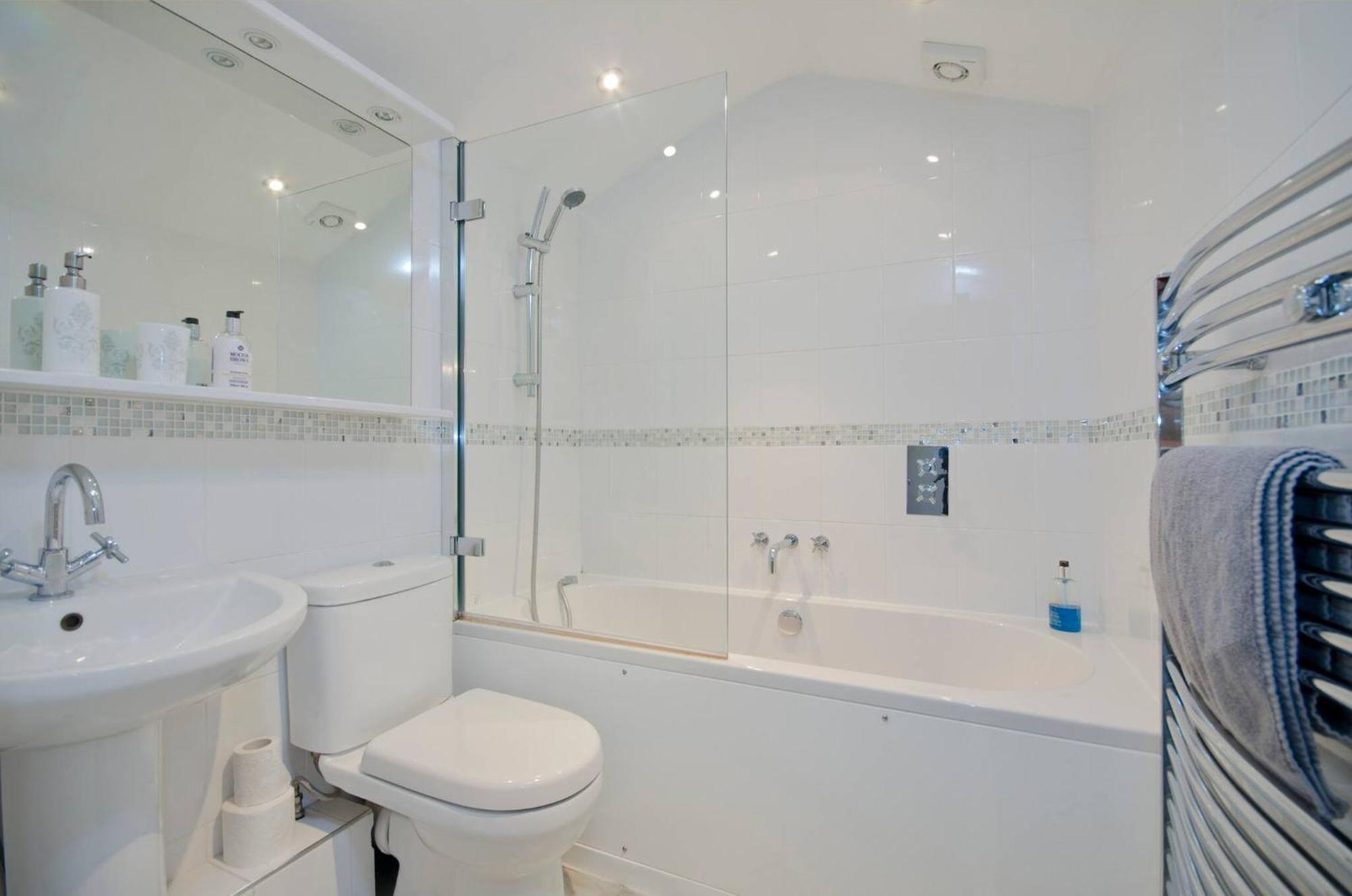 Seaview Regency Apartment With Private Parking 브라이턴 외부 사진