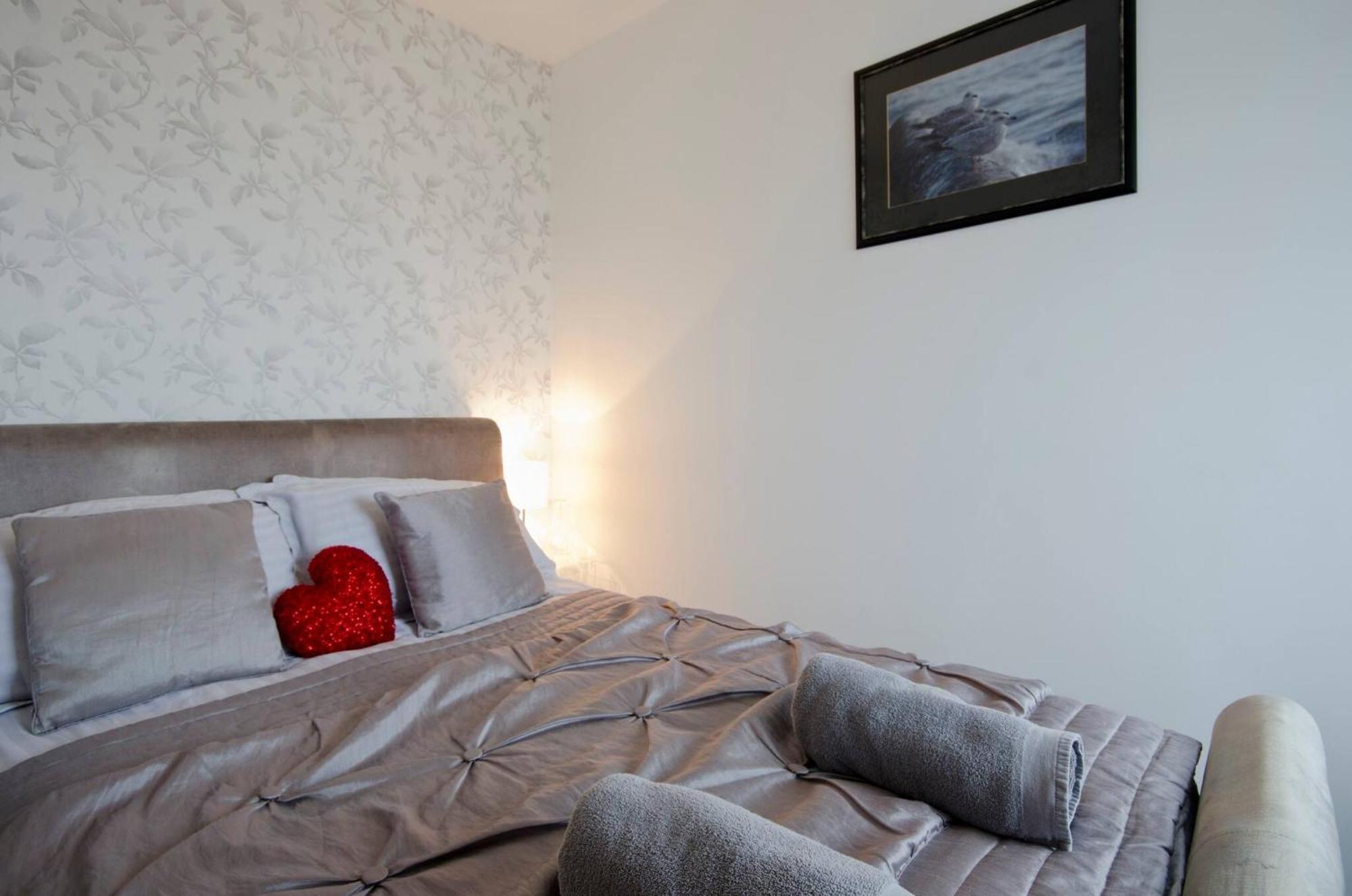 Seaview Regency Apartment With Private Parking 브라이턴 외부 사진