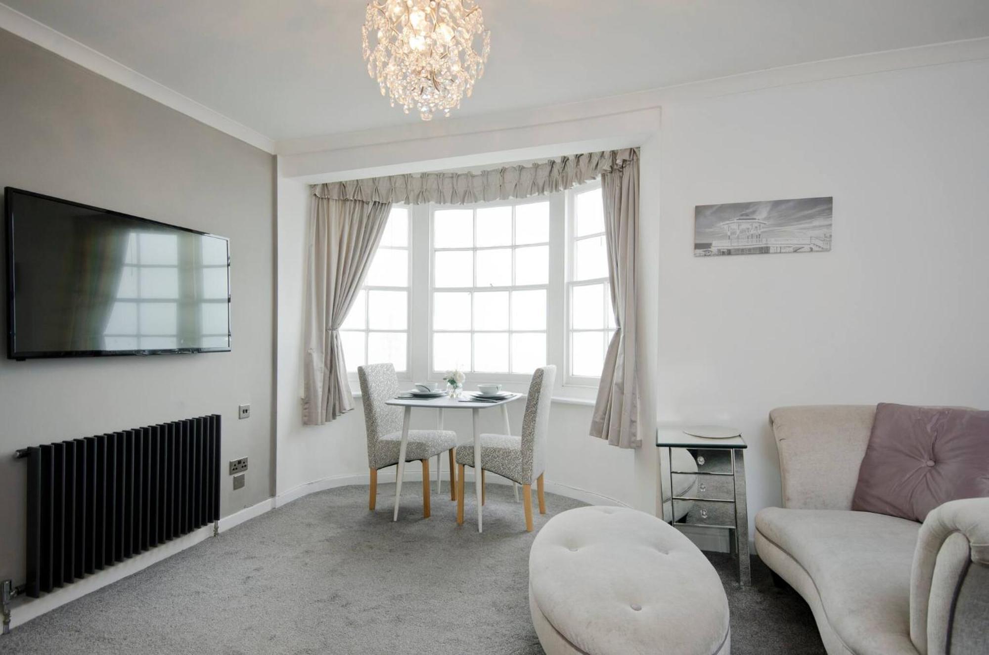 Seaview Regency Apartment With Private Parking 브라이턴 외부 사진