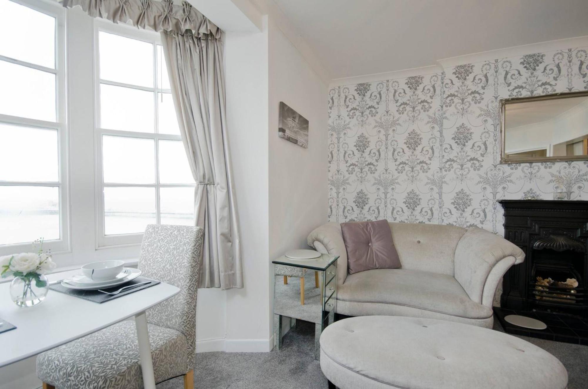Seaview Regency Apartment With Private Parking 브라이턴 외부 사진